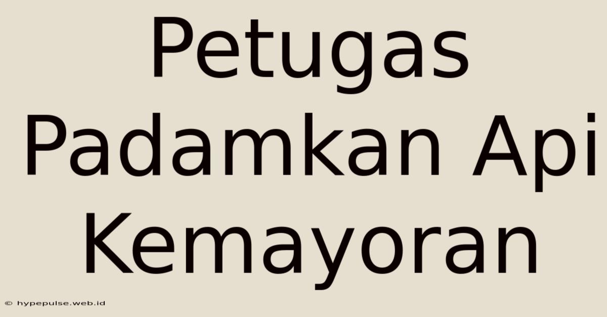 Petugas Padamkan Api Kemayoran